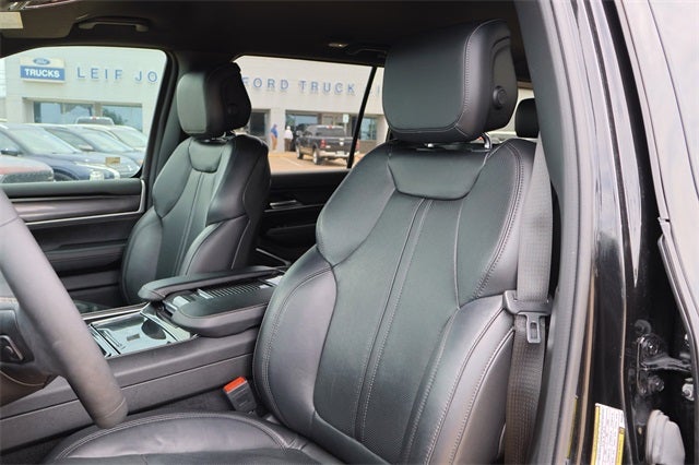 2023 Jeep Wagoneer Base