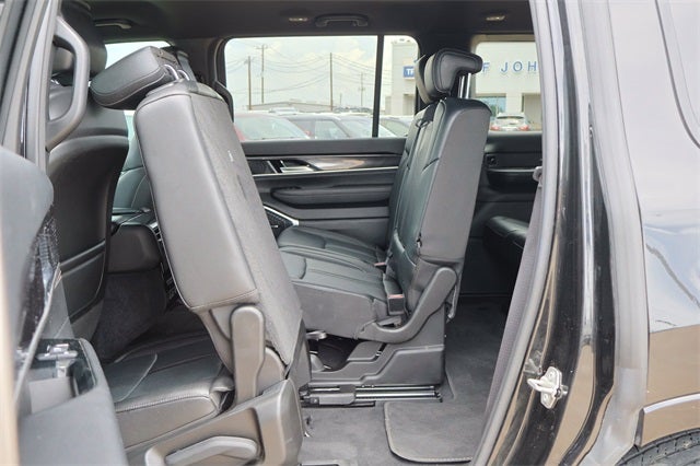 2023 Jeep Wagoneer Base