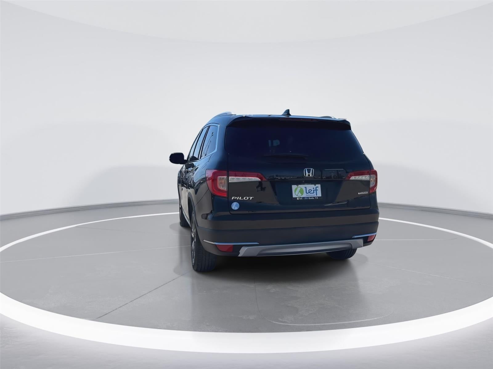 2020 Honda Pilot Touring w/Rear Captain's Chairs