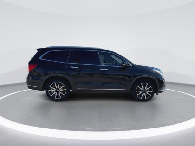 2020 Honda Pilot Touring w/Rear Captain's Chairs
