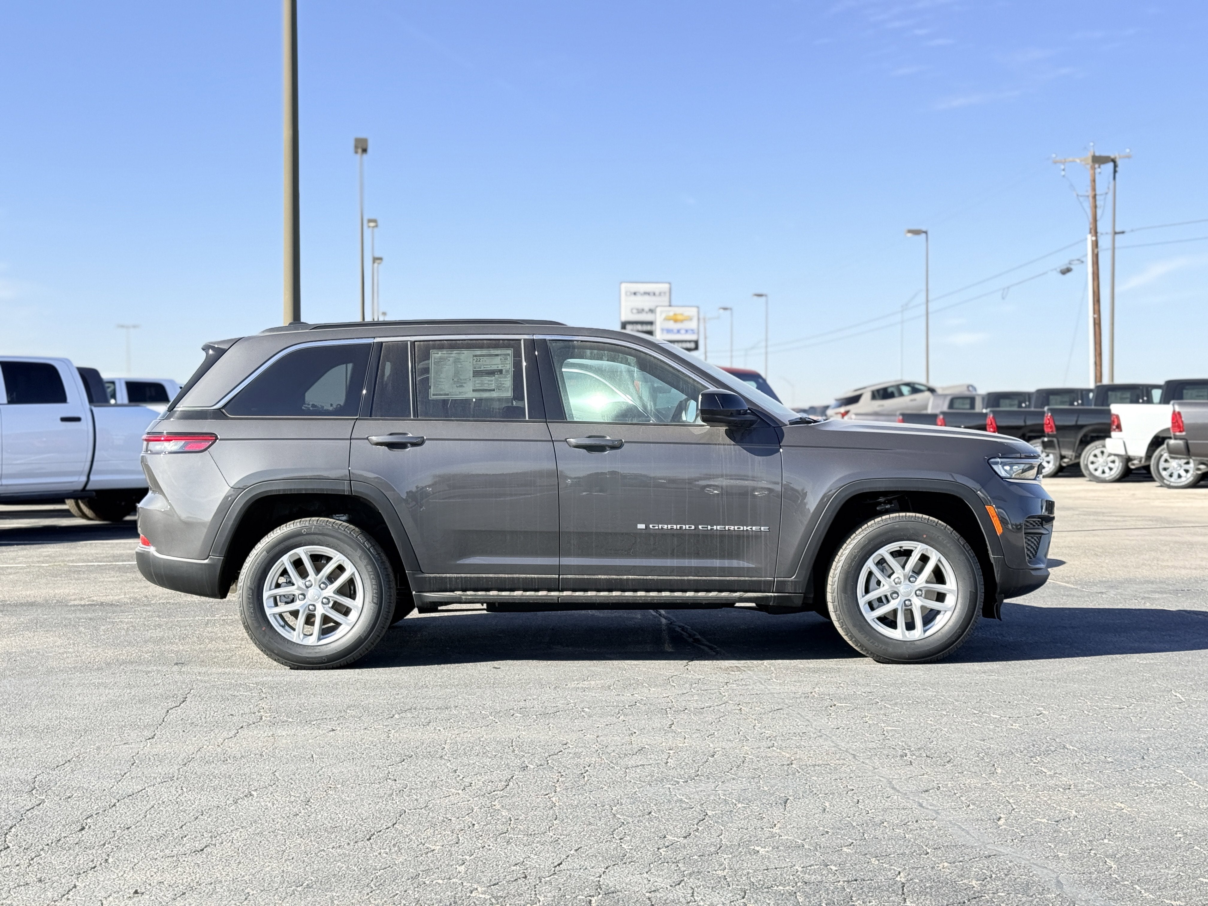 2025 Jeep Grand Cherokee GRAND CHEROKEE LAREDO X 4X4