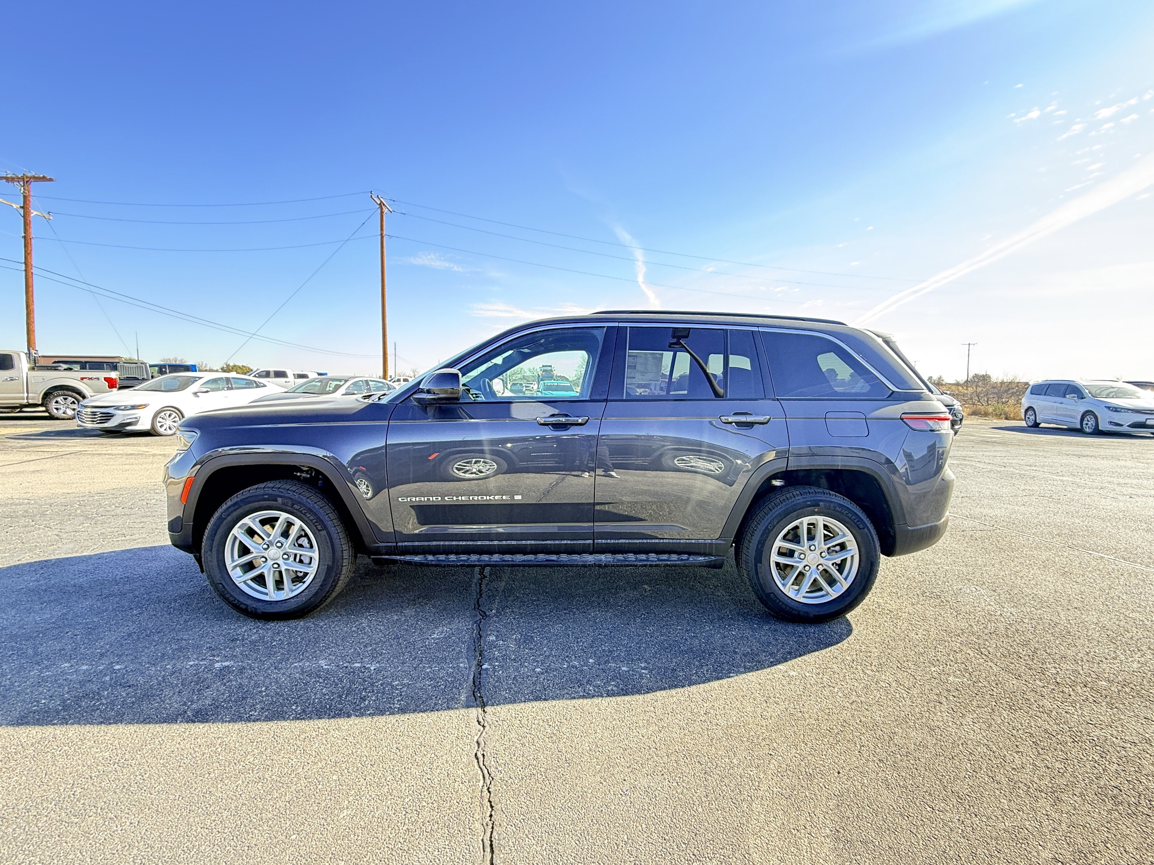 2025 Jeep Grand Cherokee GRAND CHEROKEE LAREDO X 4X4