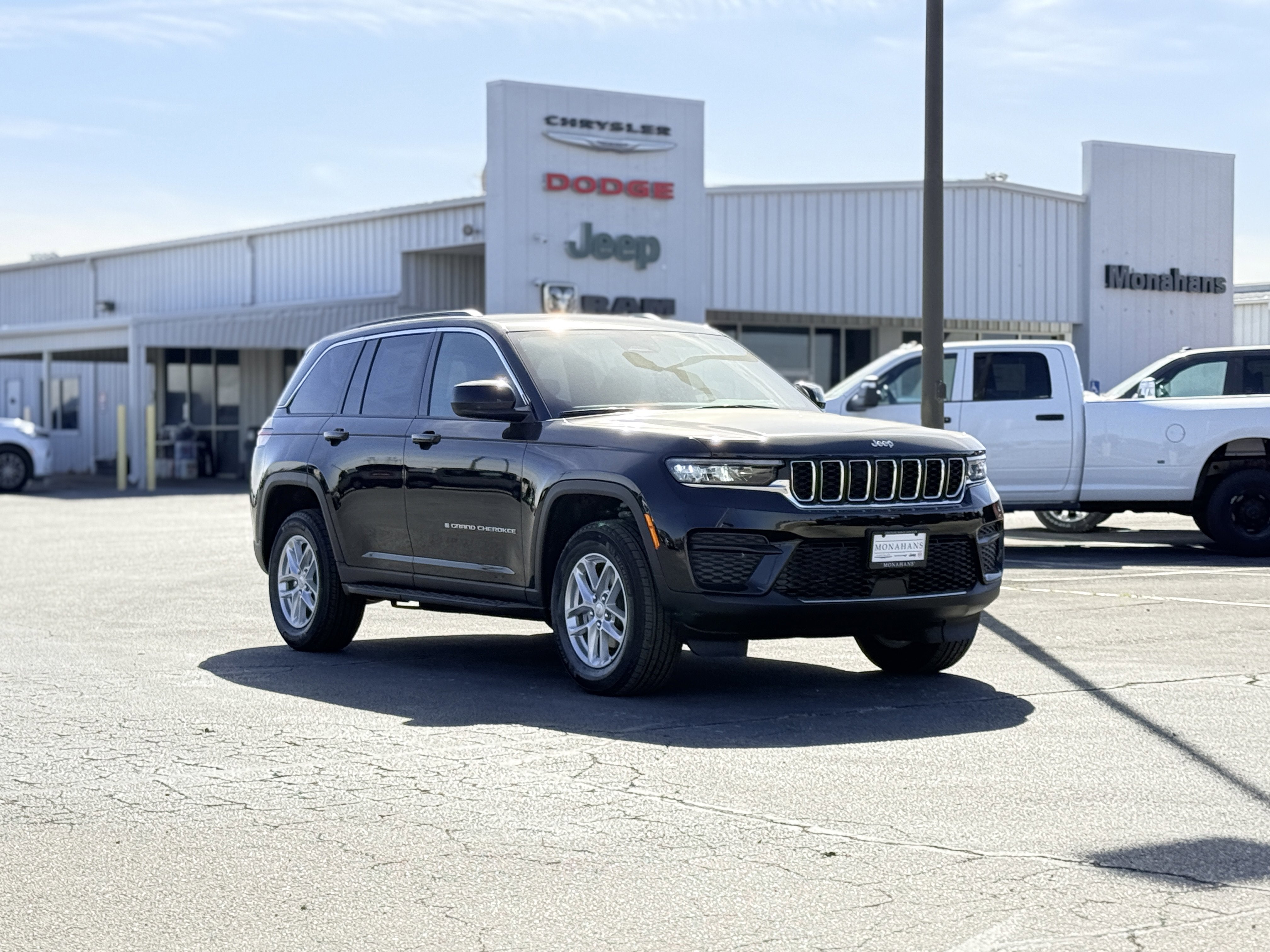 2025 Jeep Grand Cherokee GRAND CHEROKEE LAREDO X 4X4