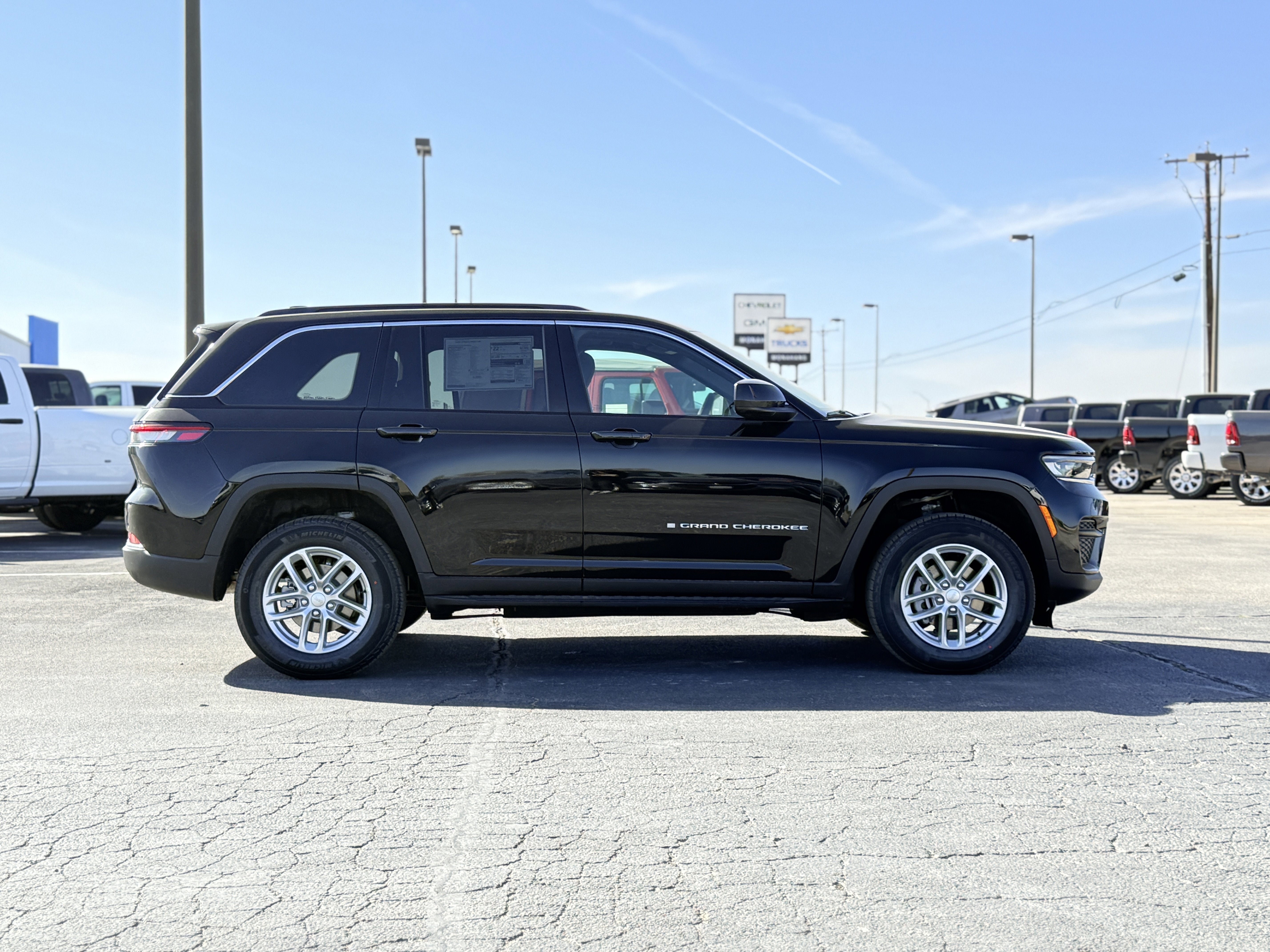 2025 Jeep Grand Cherokee GRAND CHEROKEE LAREDO X 4X4