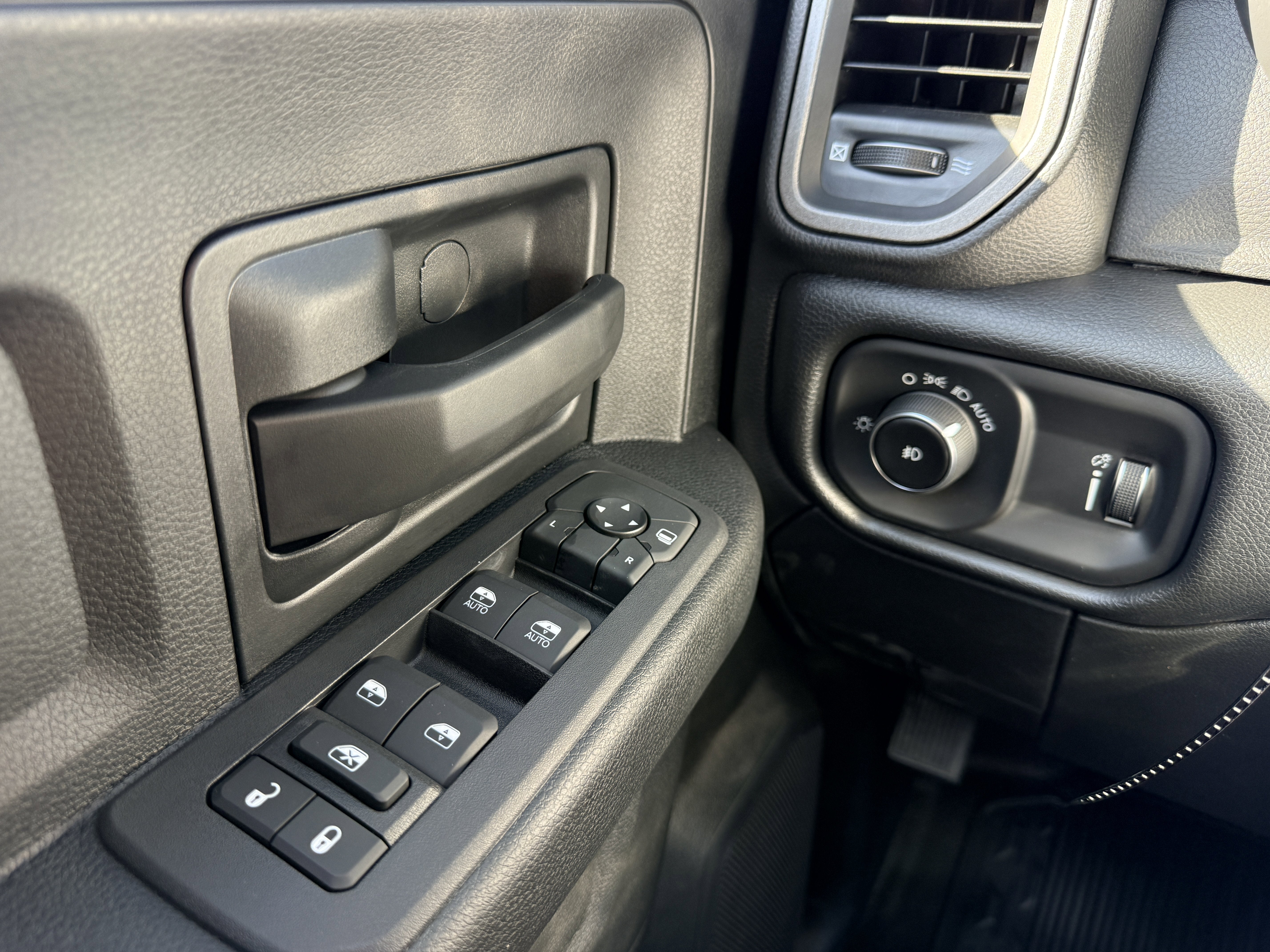 2026 RAM Ram 3500 Chassis Cab RAM 3500 TRADESMAN CREW CAB CHASSIS 4X4 60' CA